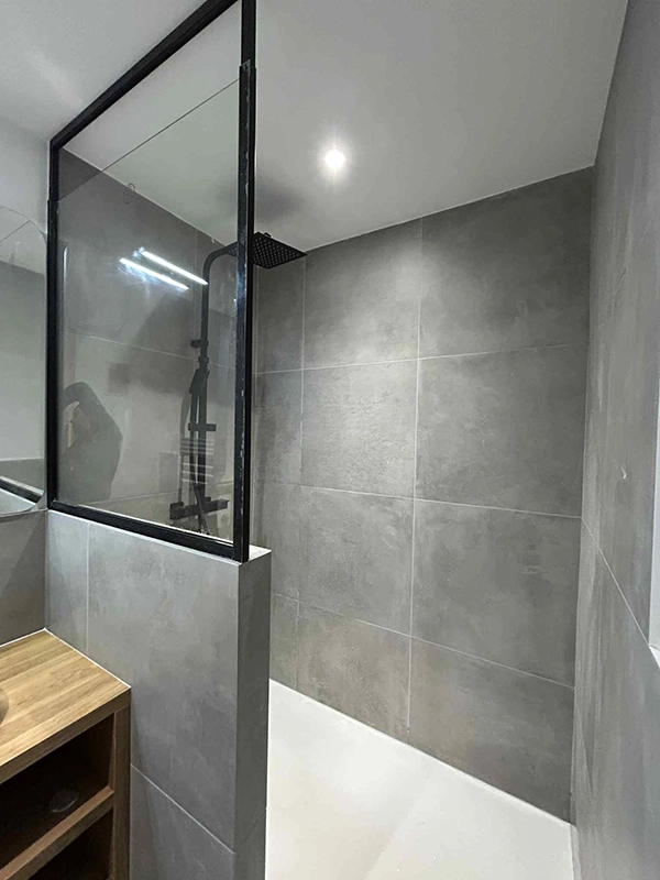 Rénovation de douche dans une salle de bain par TSA Travaux