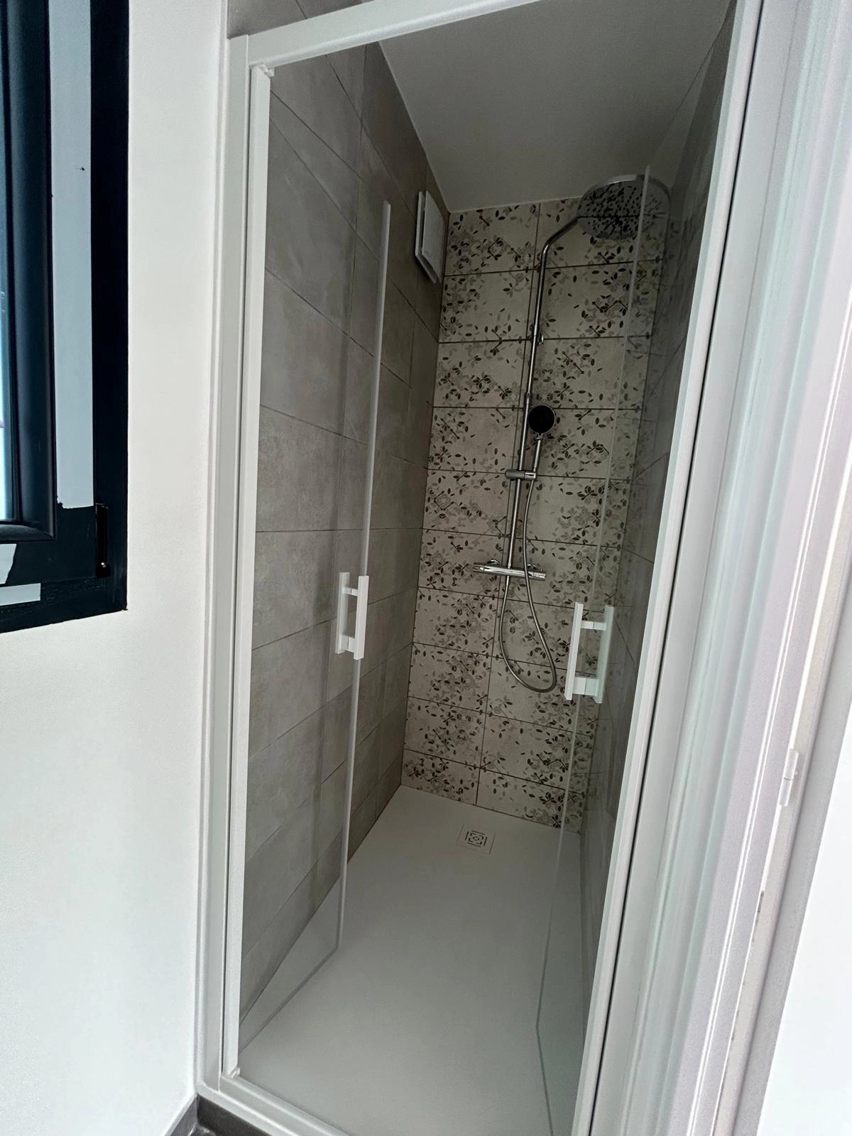 Travaux de rénovation salle de bain : installation de douche par TSA Travaux